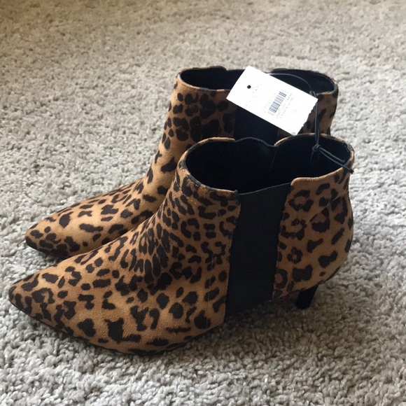Ann Taylor Cheetah Pointy Toe Booties Heels size 9 - Picture 2 of 9